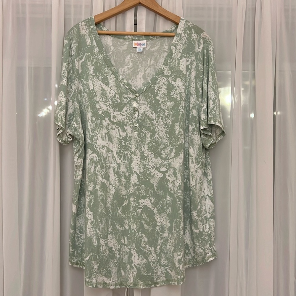 LuLaRoe- Bailey top. Size 2 XL.